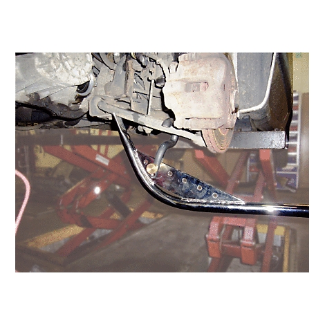 Unter einem angehobenen Fahrzeug ist ein verchromter Stabilisator montiert.